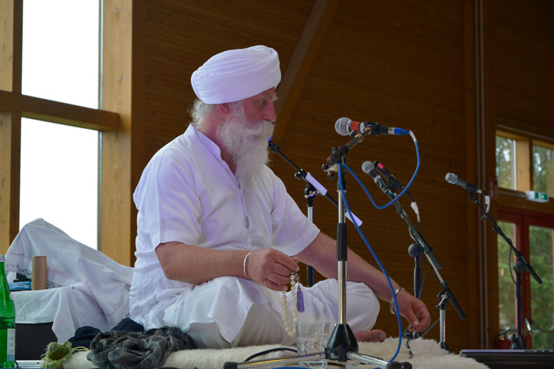 Atma Singh leitet eine Sat Nam Rasayan Meditation