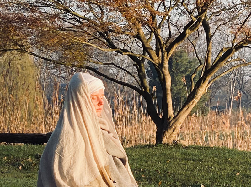 Atma Kaur bei der Meditation